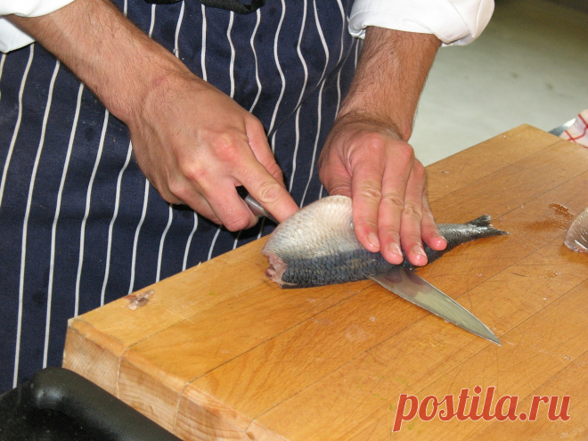 Как почистить селедку быстро и без костей — 5 способов Часто за столом многие отказываются от селедки, несмотря на ее достоинства и вкус. Причина этого – обилие костей в рыбе. Но выбрав для себя приемлемый способ как почистить селедку быстро и просто, можно будет чаще лакомиться ею и не приходить в тихий ужас перед приготовлением салата «Сельдь под шубой». 5 способов быстрой очистки селедки Для очистки селедки от костей используются следующие кулинарные инструменты: острый...
