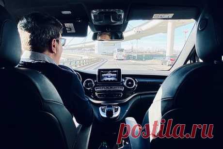 ChatGPT появился в автомобилях. Немецкий автопроизводитель Mercedes-Benz добавил поддержку чат-бота ChatGPT в свои автомобили. Поддержку ИИ-платформы реализовали на основе мультимедийной системы Mercedes-Benz User Experience (MBUX). Пользователь сможет обратиться к ChatGPT голосом — сервис проговорит ответ или предоставит информацию в виде текста.