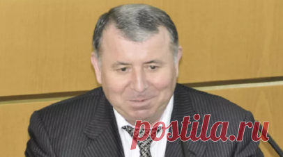 У фигурантов дела о «Дагнефтепродукте» арестовано имущество на 3 млрд рублей. В Центре общественных связей ФСБ заявили, что судом было арестовано имущество экс-госсекретаря Дагестана Магомед-Султана Магомедова, причастного к хищению «Дагнефтепродукта», и других фигурантов дела о мошенничестве на сумму около 3 млрд рублей. Читать далее