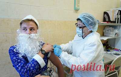 Около 200 человек привились в новогодних пунктах вакцинации в Сочи в первый день их работы. На входе посетителей встречают аниматоры в костюмах Деда Мороза и Снегурочки