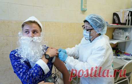 Около 200 человек привились в новогодних пунктах вакцинации в Сочи в первый день их работы. На входе посетителей встречают аниматоры в костюмах Деда Мороза и Снегурочки