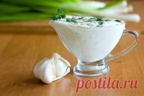 Заменяем майонез соусом 
 
Ингредиенты: 
- 3 ст ложки оливкового масла 
- 1 ст ложка лимонного сока или яблочного уксуса 
- 1 ч ложка горчицы 
- 7 ст ложек сметаны 
- соль и перец - по вкусу. 
 
Приготовление: 
1. Смешиваем до однородной массы масло, лимонный сок , горчицу, соль, перец. 
2. Добавляем сметану и перемешиваем. 
3. Подходит ко всем салатам, где требуется майонез. Можно мазать на бутерброды. 
Приятного аппетита!