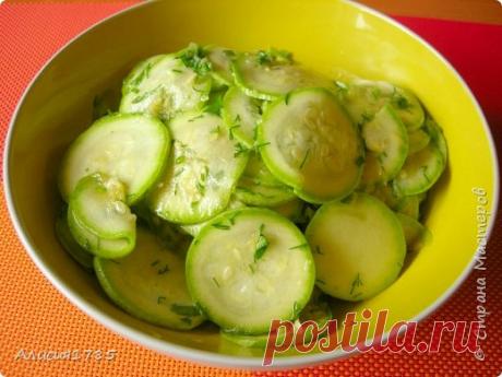 Рекомендую к приготовлению малосольные кабачки с соевым соусом всего за 7 минут. Кабачки получаются хрустящими, практически не содержат соли, отличная закуска к любому блюду. Часто готовлю такие кабачки на природу и вам рекомендую – быстро и вкусно!! Ингредиенты: Молодые кабачки – 2 шт. (400 г) Чеснок – 2 зуб. Зелень укропа и петрушки – 5-6 веточек Масло оливковое – 3 ст. л. Уксус яблочный – 1 ...
