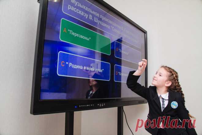 Комбінування, як метод підвищити ефективність уроку. Що мається на увазі під словом “комбінування” – це поєднання декількох методів донесення інформації на уроці. Цей метод стає все більш актуальним, адже в багатьох школах вже є мультимедійна панель.  Щоб зрозуміти, чому ця стратегія ефективна, потрібно звернутися до когнітивної теорії мультимед