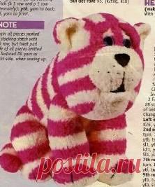 ДАЙДЖЕСТ. Вязаные игрушки Вязать пряжей типа «Суфле» красного и белого цвета, спицами 3 мм. Тело Зад (1 деталь): Вязать полосами по образцу: 8 рядов лиц гладью красными, 8 рядов белыми. Красной пряжей набрать 8 петель для за …