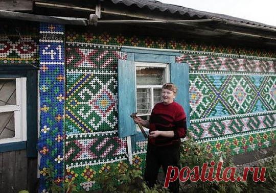 Пенсионерка украсила дом 30 000 крышками от бутылок