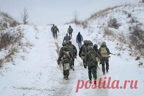 «Они постоянно тут». Военный заявил о давнем присутствии спецназовцев НАТО на Украине. Что они делают в зоне СВО?. Бойцы спецназа стран НАТО уже давно присутствуют в зоне проведения СВО на Украине, некоторые служат в украинской армии летчиками и связистами, заявил командир одного из российских добровольческих штурмовых подразделений. В основном иностранные военные служат связистами, консультантами, наводчиками и летчиками.