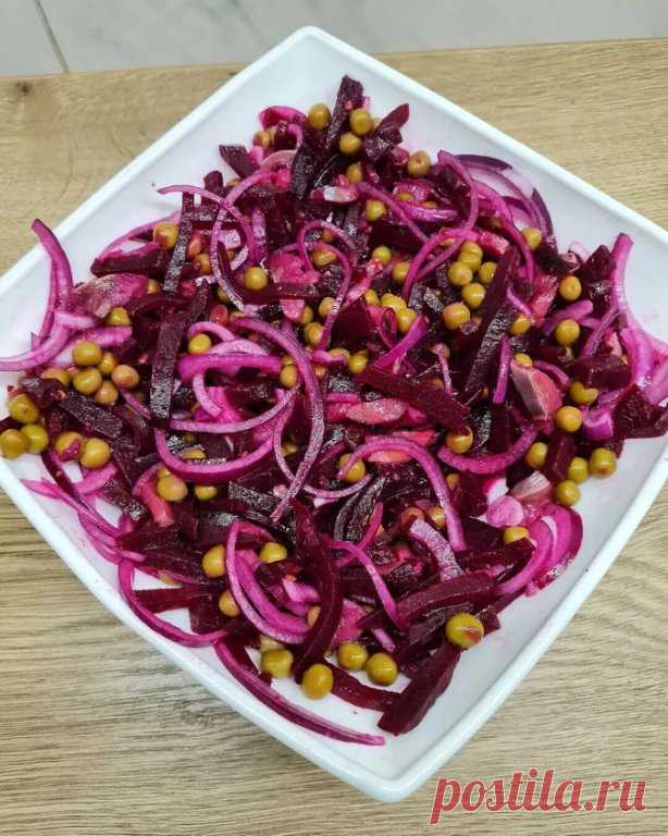 Простой и вкусный салат со свеклой 
Готовы удивить гостей? Этот яркий, сочный салат со свеклой — ваш козырь на новогоднем столе! Быстро, просто и невероятно вкусно. Гости в восторге, а вы — звезда праздника!
Ингредиенты:
- Свекла варёная — 2–3 шт. (среднего размера)  
- Филе сельди — 200 г  
- Красный лук — 1 небольшая головка  
- Зелёный горошек — 150 г (консервированный или свежемороженый)  
- Уксус (9%) — 2 ст. л.  
- Масло растительное или оливковое — 2 ст. л.  
- Свеж...