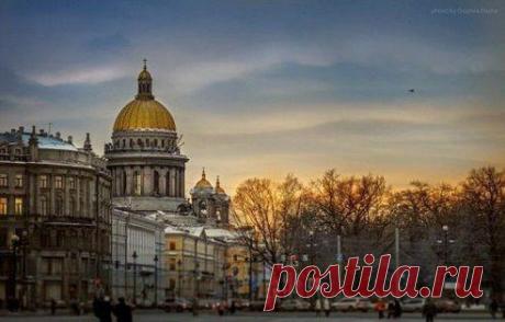 Тот, кто сказал, что Питер сер - глубоко ошибся.

Он черно-бел. До рези в глазах. Город невероятных контрастов. Город, где не существует слова &quot;нормально&quot;. Где не бывает ровно и спокойно. Бывает только невероятно хорошо. Либо невероятно плохо. Город, где спасают мелочи. Город, где мечты рушатся и сбываются на &quot;раз-два-три&quot;. Родина безупречного счастья. И бесконечной пустоты.