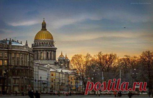 Тот, кто сказал, что Питер сер - глубоко ошибся.

Он черно-бел. До рези в глазах. Город невероятных контрастов. Город, где не существует слова "нормально". Где не бывает ровно и спокойно. Бывает только невероятно хорошо. Либо невероятно плохо. Город, где спасают мелочи. Город, где мечты рушатся и сбываются на "раз-два-три". Родина безупречного счастья. И бесконечной пустоты.