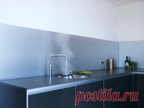 Керамическая плитка — один из лучших и самых популярных материалов для оформления кухонного фартука. Но далеко не единственный. Разберемся с плюсами и минусами альтернативных материалов — стеновых панелей, скинали (закаленного стекла) Какой фартук для кухни лучше выбрать »