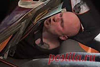 Пассажир напился в самолете, устроил дебош и попытался поцеловать попутчика. Пассажир авиакомпании easyJet напился и устроил дебош в самолете. Он обернулся к мужчине, сидевшему сзади, и подал ему руку. Когда тот отказался пожать ее, дебошир перегнулся через сиденье и попытался поцеловать попутчика в губы. Бортпроводникам пришлось сдерживать его 35 минут, пока самолет не приземлился.