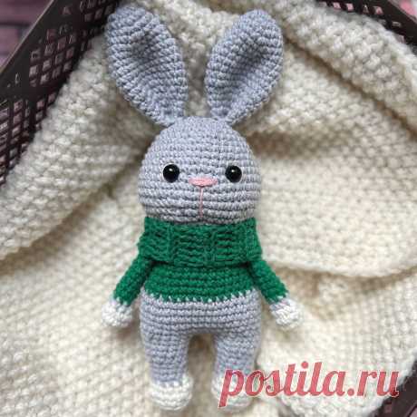 PDF Зайчик в свитере крючком. FREE crochet pattern; Аmigurumi animal patterns. Амигуруми схемы и описания на русском. Вязаные игрушки и поделки своими руками #amimore - зайка, заяц, зайчик, кролик, зайчонок, крольчонок.