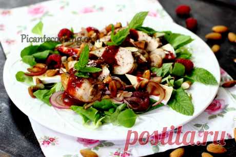 Салат з куркою, малиною і сиром камамбер | Picantecooking