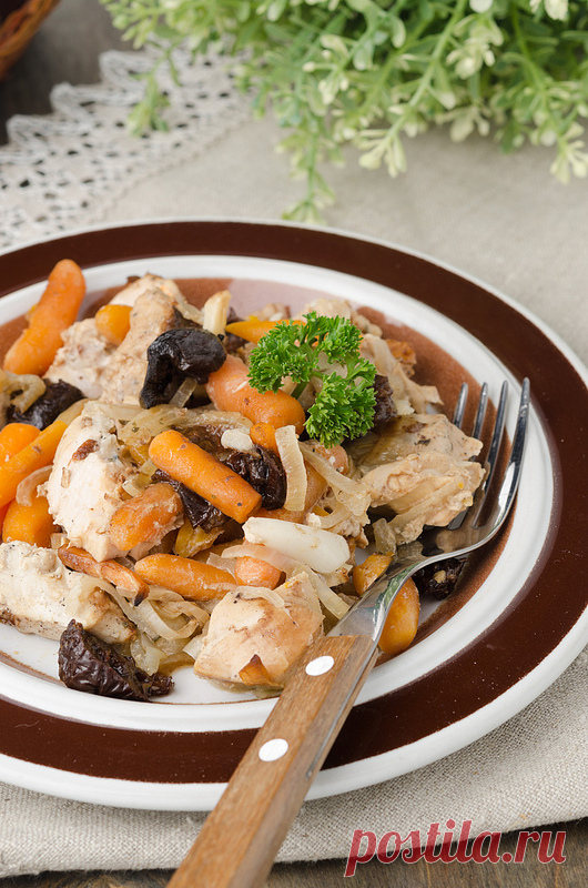 Запеченные куриные грудки с морковью, луком и черносливом. (Рецепт по клику на картинку).