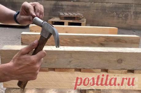 Простой способ как улучшить обычный молоток Все привыкли использовать молоток только для забивания гвоздей. Однако после некоторой доработки можно будет использовать молоток еще и в качестве