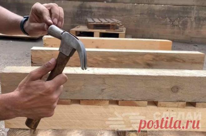 Простой способ как улучшить обычный молоток Все привыкли использовать молоток только для забивания гвоздей. Однако после некоторой доработки можно будет использовать молоток еще и в качестве