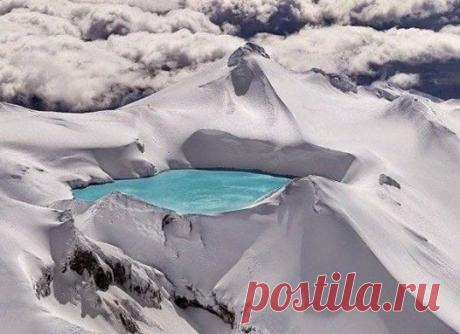 (1) Тренинг Клуб
 Изумрудное озеро в кратере потухшего вулкана (Тонгариро, Новая Зеландия, Национальный парк)