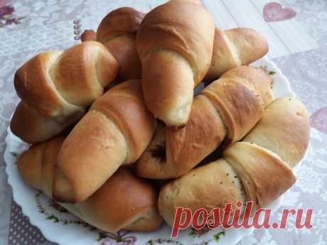 Рогалики дрожжевые с начинкой - простые и вкусные рецепты Рогалики – она их форм дрожжевой выпечки, которую любят абсолютно все. Традиционно их выпекали только из дрожжевого теста, которое нарезалось треугольниками и затем сворачивалось рулетиком. Позже появилась разновидность из слоеного дрожжевого – круассаны или французские рогалики. Не редкость – из песочного теста. А в сочетании с начинкой – получается еще та вкуснятина! Содержание статьи Рогалики …
