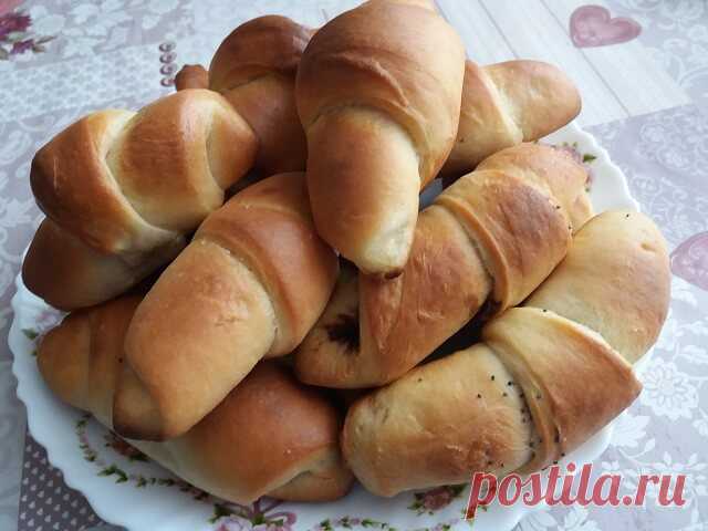 Рогалики дрожжевые с начинкой - простые и вкусные рецепты Рогалики – она их форм дрожжевой выпечки, которую любят абсолютно все. Традиционно их выпекали только из дрожжевого теста, которое нарезалось треугольниками и затем сворачивалось рулетиком. Позже появилась разновидность из слоеного дрожжевого – круассаны или французские рогалики. Не редкость – из песочного теста. А в сочетании с начинкой – получается еще та вкуснятина! Содержание статьи Рогалики …