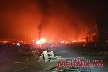 В Киеве при пожаре в торговом центре погиб человек. В результате крупного пожара в торговом центре в Киеве погиб один человек, спасатели ликвидируют очаг возгорания. «Спасатели ликвидируют сильнейший пожар на территории одного из торговых центров в Подольском районе столицы. В настоящее время один погибший», - сообщил он.