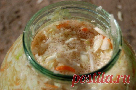 Вкусная хрустящая квашеная капуста в рассоле.