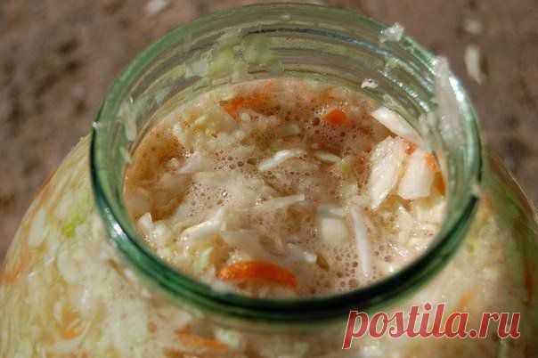 Вкусная хрустящая квашеная капуста в рассоле.