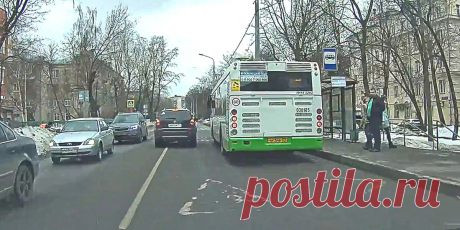 Автоюрист рассказал, что говорить сотруднику ГАИ, когда тот лишает автолюбителя прав за объезд маршрутки на остановке  Водителей, которые объезжают общественный и маршрутный автобус на остановку или по тротуару в том числе, могут лишить водительского удостоверения.
Автоюрист Дмитрий Ярошенко объяснил, как себя вести в этой ситуации.
Показать полностью...
- Сотрудники ГИБДД всегда правы, поэтому надо доказывать обратное водителю, который вас остановил на дороге.
Если он говорит, что вы ехали по…