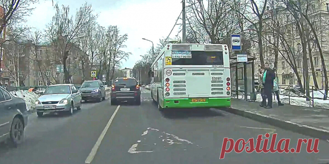 Автоюрист рассказал, что говорить сотруднику ГАИ, когда тот лишает автолюбителя прав за объезд маршрутки на остановке  Водителей, которые объезжают общественный и маршрутный автобус на остановку или по тротуару в том числе, могут лишить водительского удостоверения.
Автоюрист Дмитрий Ярошенко объяснил, как себя вести в этой ситуации.
Показать полностью...
- Сотрудники ГИБДД всегда правы, поэтому надо доказывать обратное водителю, который вас остановил на дороге.
Если он говорит, что вы ехали по…