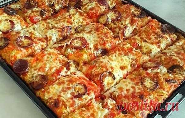 Изумительная пицца на кефире в духовке Рецептик - просто класс!!!

Ингредиенты:
Тесто:
кефир — 500 мл
яйца - 2 шт.
мука - 3-4 стакана
сода - 1 ч.л.
соль - 1 ч.л.
⠀
Для начинки:
колбаса - 300 г
шампиньоны - 200 г
кетчуп - 1 упаковку или томатную пасту смешать со специями по вкусу
лук репчатый 2- головки
Пармезан + Моцарелла + твердые сыры
майонез
⠀
Приготовление:
1 Для теста перемешать кефир с сырыми куриными яйцами, солью, пищевой содой и мукой, предварительно просеянной. ...