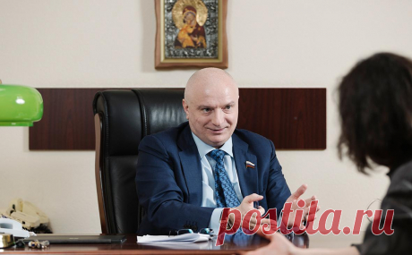 Клишас не увидел оснований для изъятия имущества уехавших в пользу сирот. Российским законодательством не предусмотрено использование чужого имущества для решения социальных проблем, заявил в своем телеграм-канале глава комитета Совфеда по конституционному законодательству и госстроительству Андрей Клишас.