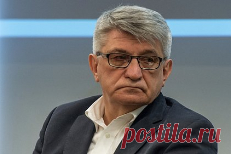 Сокуров сообщил о запрете показа фильма «Сказка» на фестивале в Москве. Российский режиссер Александр Сокуров сообщил о том, что Министерство культуры запретило показ фильма «Сказка» на международном фестивале КАРО.Арт в Москве. Народный артист России отметил, что выясняет причины отмены показа, а также высказал предположение, что у картины будет изъято прокатное удостоверение.