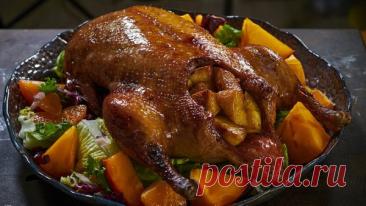 Новогодняя утка с айвой!!!
Ингредиенты:
• Утка
• Айва — 2 шт
• Лавровый лист — 10 шт
• Чеснок — 8 зубчиков
• Каменная соль — 50 г
• Нитритная соль — 50 г
• Сахар — 60 г
• Кориандр — 0,5 ч. л.
• Киви — 1/2 шт
• Соевый соус — 100 мл
• Сахар — 1 ч. л.
• Уксус — 1 ч. л.
Приготовление:
Очищаем утку от перьев и жировых желез. Кладём тушку в ёмкость с 3,5 литрами воды.
Добавляем лавровый лист, тёртое киви и 6 зубчиков нарезанного чеснока.
В сотейнике нагреваем 500 мл воды, добавл...