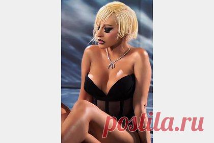 42-летняя Кристина Агилера снялась в откровенном боди. Американская певица Кристина Агилера снялась в откровенном наряде для рекламы собственного шоу в Лас-Вегасе, США. 42-летняя исполнительница предстала перед камерой в черном корсетном боди с чашками и без бретелей, которое обнажало часть груди звезды и подчеркивало ее талию.