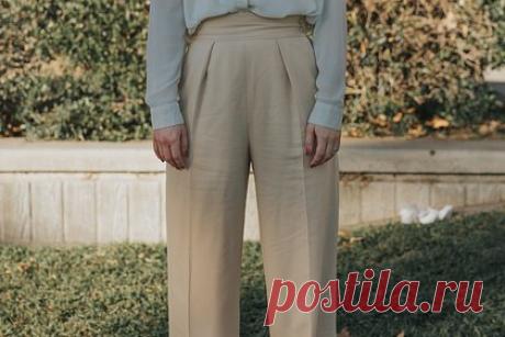 Россиянкам перечислили самые модные модели брюк в 2023 году. Стилистка Ксения Болилая перечислила россиянкам самые модные модели брюк в 2023 году. В первую очередь в список вошли черные классические изделия с прямыми или узкими штанинами, которые подойдут как для формальных, так и для вечерних мероприятий. Помимо этого, по словам эксперта, популярными являются темные джинсы.