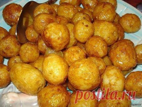 Картофель в пакете. Очень просто и очень вкусно !
Ингредиенты:
1 кг некрупного картофеля, 2-3 ст. ложки оливкового масла, 2 зубчика чеснока, зелень укропа, пряности, соль – по вкусу.