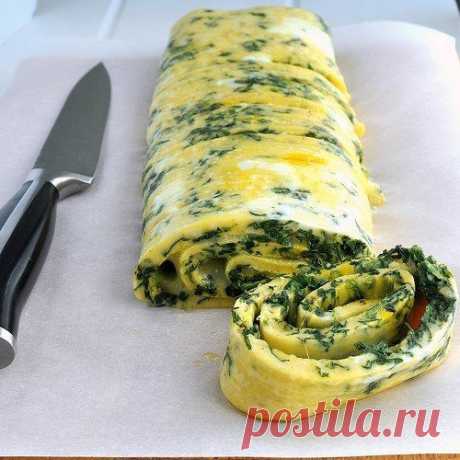 Омлет-рулет из шпината и яйца