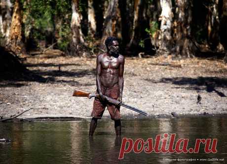 15 фотографий истинных детей природы. Полуостров Арнем-Ленд (Arnhem Land) – одна из самых неосвоенных человеком северных территорий Австралии. Но подразумевается, естественно, что не изучена она лишь белым человеком. И это, конечно же, оказывает благотворное влияние на природу этих мест. Австралийские #аборигены, фактически чернокожие, знают эти земли как свои пять пальцев и ведут примерно такой же образ жизни, что и их древние предки много тысяч лет назад.
