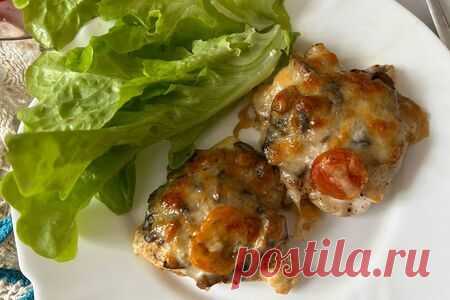 Запеченная куриная грудка с шампиньонами и сулугуни - пошаговый рецепт с фото (327 просмотров)