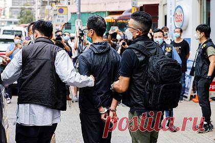 В Китае начали сажать в тюрьму за неверие в национальную экономику. Власти Китая начали борьбу с финансовыми блогами и сайтами, которые публикуют информацию о национальной экономике. В отдельных случаях речь идет об арестах блогеров и блокировке их аккаунтов. Так, по данным FT, в тюрьму попал финансовый обозреватель Хуан Шэн, у которого в соцсетях было пять миллионов подписчиков.