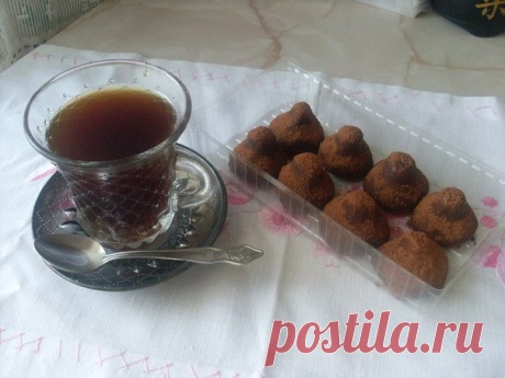 ДОМАШНИЕ КОНФЕТЫ &quot;ТРЮФЕЛЬ&quot; 🍮 Намного вкуснее чем магазинные ✔ ИНГРЕДИЕНТЫ: ● 125 гр воды, ● 100 гр сливочного масла, ● 400-500 гр сахарного песка, ● 1 пачка детской сухой смеси&quot;Малыш&quot; или&quot;Малютка&quot;, ● 1 пачка какао ПРИГОТОВЛЕНИЕ: смешать вместе воду, сливочное масло и сахарный песок, размешать, прокипятить в кастрюле 4-5 минут и остудить. 1 пачку детской сухой смеси(целую) смешать с 2/3 пачки какао(остаток какао пойдёт на обсыпку), добавить в остуженную массу и…
