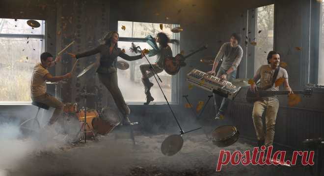 Арт-фото. Представьте, что вы взяли содержимое помещения, включая присутствующих людей, как следует всё взболтали и встряхнули, а потом сделали стоп-кадр.