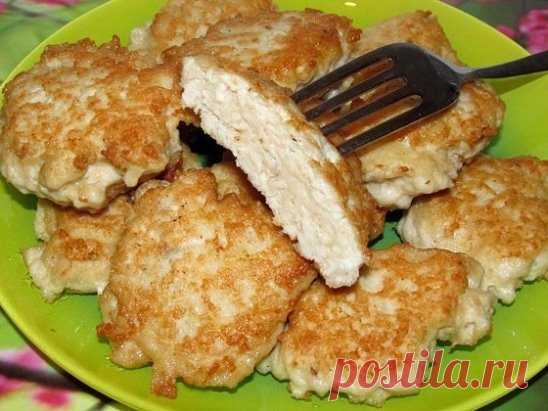 Простые и вкусные куриные оладьи
на 100грамм - 116.11 ккалБ/Ж/У - 16.15/2.39/6.54
Ингредиенты:
- 500 - 600 гр. филе курицы (либо готового фарша)
- 1 яйцо
- 40 гр. сыра
- 3 ст.л. любой муки
- 150 мл. кефира
- 2 зб. чеснока
- соль
- перец - по вкусу
- зелень (укроп, лук зелёный)
Приготовление:
1. Если взяли филе, то при помощи блендера измельчаем его.
2. Добавляем чеснок и также измельчаем.
3. Добавить яйцо, кефир и хорошо перемешать.
4. Сыр натереть на мелкой тёрке, добавляем к фаршу. Зат