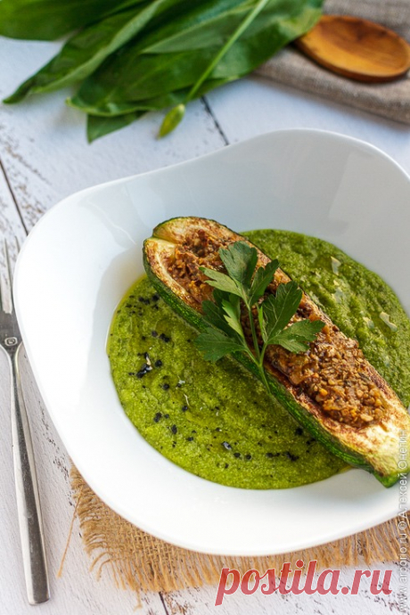 Очень вкусные фаршированные кабачки - Кулинарные заметки Алексея Онегина Простой, но очень вкусный рецепт фаршированных кабачков в духовке с начинкой из жгучей смеси семечек, орехов, обжаренного лука и ароматных приправ.