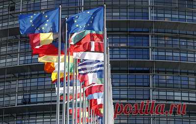 Reuters узнало о демарше дипломатов нескольких стран из-за слов Макрона о гарантиях для РФ. В черновике документа подвергалась критике идея переговоров с Россией по вопросам европейской безопасности, уточняет агентство