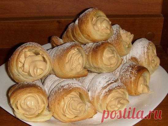 Слоёные трубочки с кремом - очень просто!
Ингредиенты:
Тесто слоёное(дрожжевое)-500 гр.
Сгущёнка вареная-1 банка,
Сливочное масло-200 гр.
Приготовление:
Тесто разморозить,немного раскатать,нарезать полосочками(2 см.).
Из картона сделать трубочки(конусы),обернуть их фольгой,накрутить тесто.Выпекать при 170 градусах-5 минут(до румяной корочки).
Размягченное сливочное масло взбить+сгущёнку.
Остывшие трубочки начинить кремом! Посыпать сахарной пудрой для красоты.
Приятного аппетита!