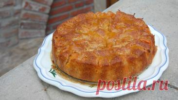 Нежный пирог с абрикосами, миндалём и апельсиновой цедрой, который легко приготовить дома.
