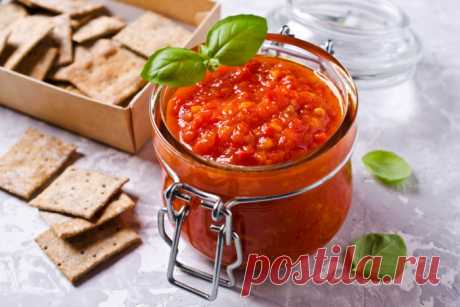 Вкуснейший томатный соус! И 3 блюда с его использованием. Смотри видео! Сегодня вы узнаете, как сделать самый вкусный соус, плюс три блюда с этим соусом. Данный соус заготавливается на зиму, поэтому после его получения, соус надо будет разлить по стерилизованным банкам и закрыть стерилизованными крышками. Для начала берем помидоры сортов типа пальчики, потому что этот сорт при запекании не теряет свою влагу, и режем на половинки....