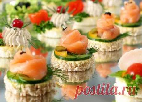 ОРИГИНАЛЬНЫЕ БУТЕРБРОДЫ ДЛЯ НОВОГОДНЕГО СТОЛА Бутерброд - это вкусная закуска, наверное, одна из самых популярных. Бутерброды готовят и едят практически во всех странах. Изначально бутербродом называли ломтик черного хлеба со сливочным маслом, сейчас же изобретательность кулинаров не знает границ. 