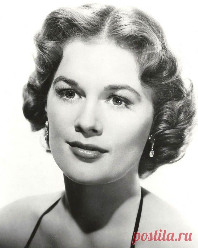 Джин Хэйген, 3 августа, 1923
 • 29 августа 1977